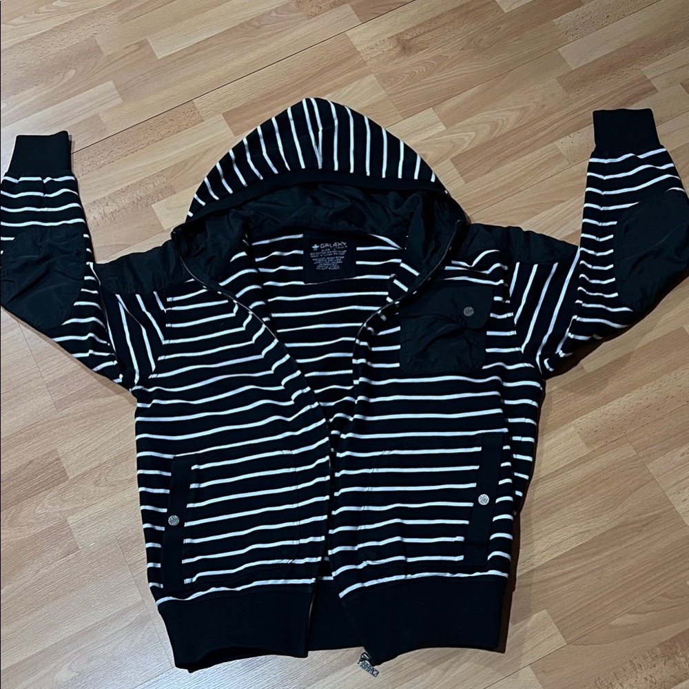 GALAXY By Harvic Black and White Striped Hoodie (Sz.L)